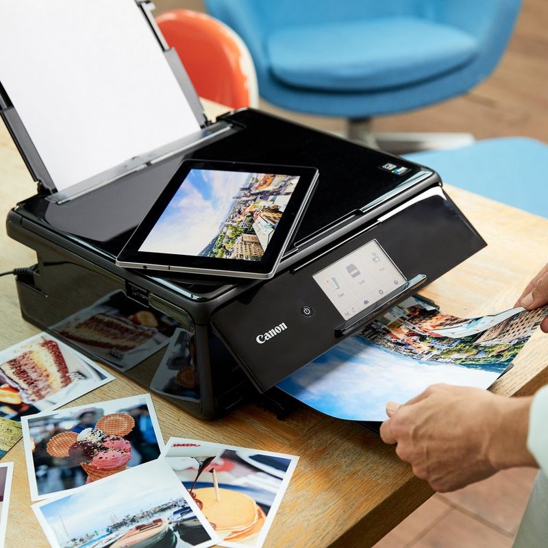 Canon PIXMA TS8150 – Schwarz Produkt Vorderansicht mit einer Person, die den Drucker bedient