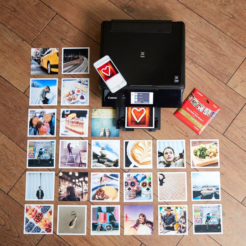 Canon PIXMA TS8150 – Schwarz Auf dem Boden zusammen mit gedruckten Bildern