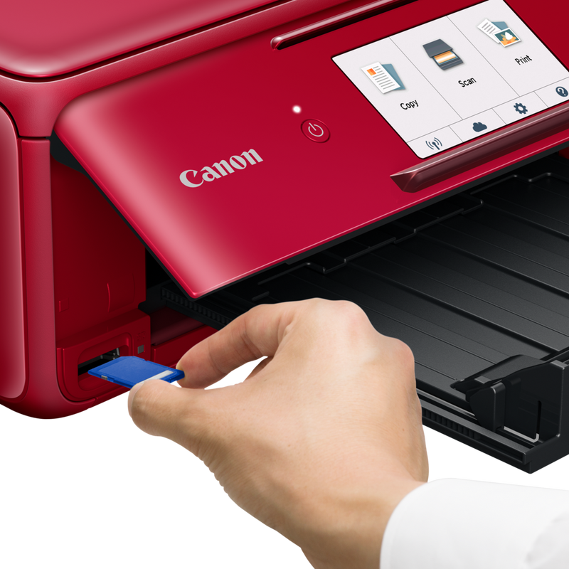 Canon PIXMA TS8152 – Rot Produkt Vorderansicht mit einer Person, die eine Speicherkarte einsetzt
