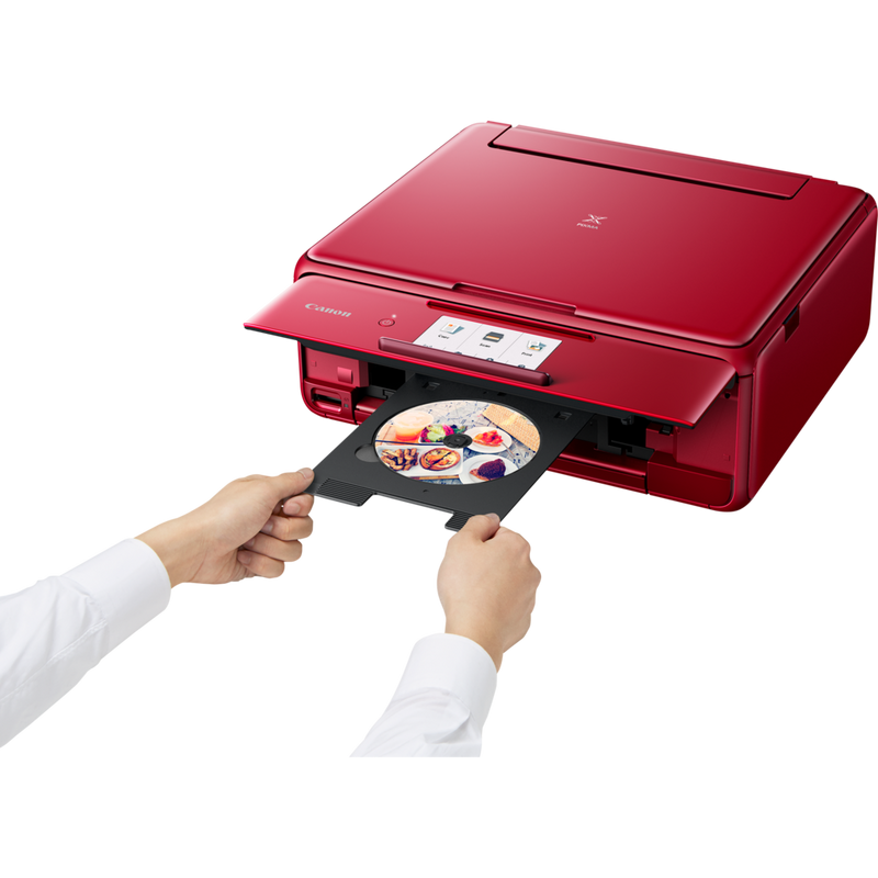 Canon PIXMA TS8152 – Rot Produkt Schrägansicht von vorne mit einer Person, die eine CD einsetzt
