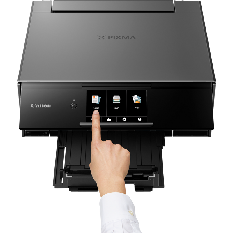 Canon PIXMA TS9150 – Dunkelgrau Produkt Vorderansicht mit einer Person, die den Drucker bedient