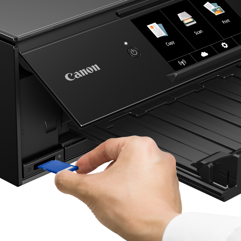 Canon PIXMA TS9150 – Dunkelgrau Produkt Vorderansicht mit einer Person, die eine Speicherkarte einsetzt