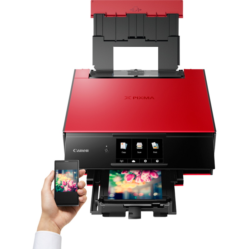 Canon PIXMA TS9155 – Rot Produkt Vorderansicht mit einer Person, die von einem Smartphone aus druckt