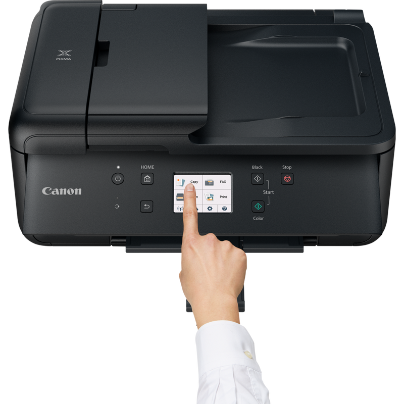 Canon PIXMA TR7550 Produkt Vorderansicht mit einer Person, die den Drucker bedient