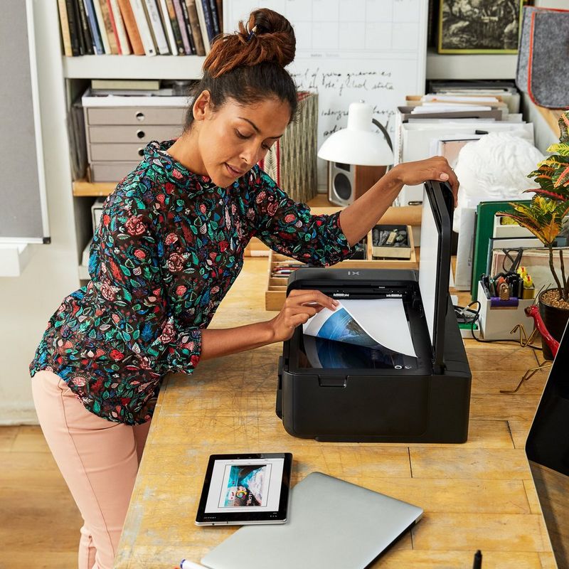 Canon PIXMA TR8550 Produkt Seitenansicht mit einer Person, die ein Foto scannt