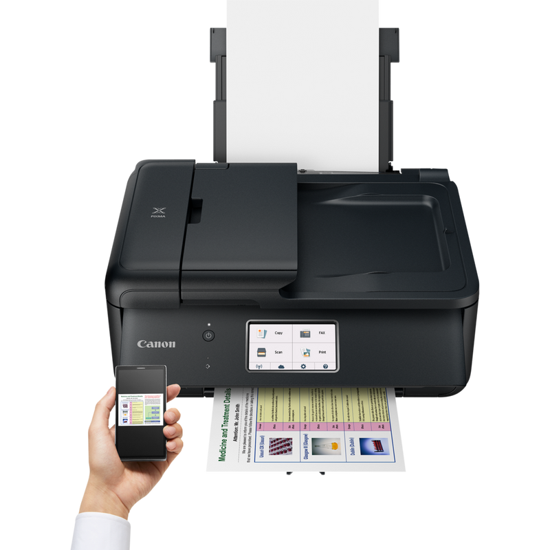 Canon PIXMA TR8550 Produkt Vorderansicht mit einer Person, die von einem Smartphone aus druckt
