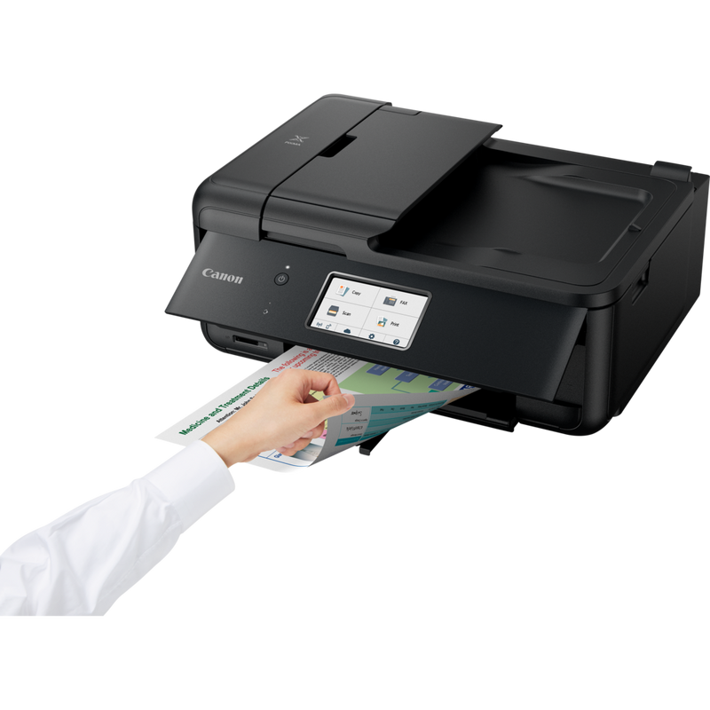 Canon PIXMA TR8550 Produkt Schrägansicht von vorne mit einer Person, die die Druckausgabe prüft