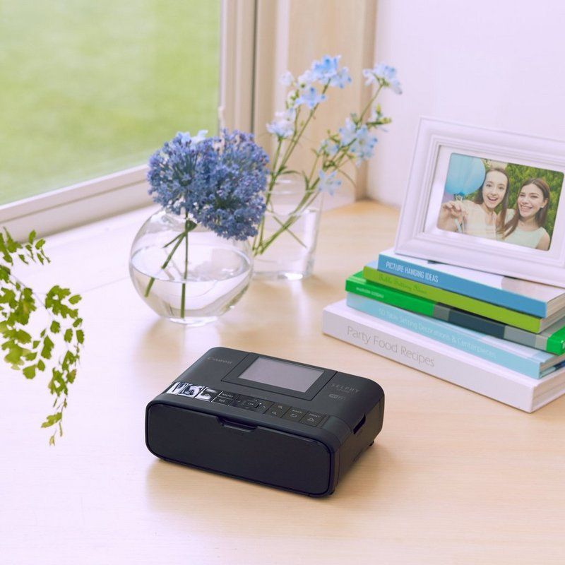 Produkt mit Bilderrahmen und Büchern