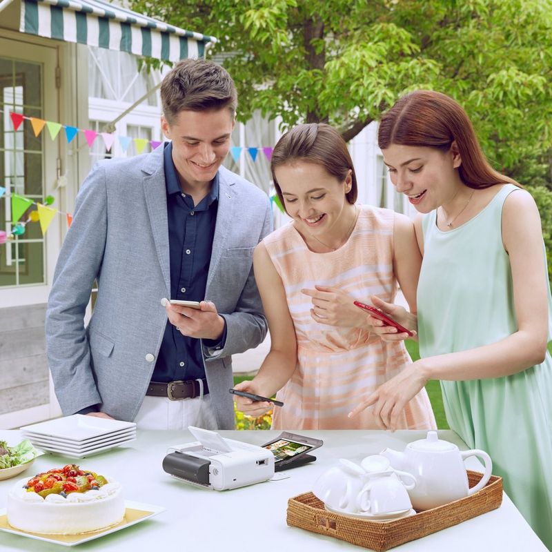 Canon SELPHY CP1300 – Weiß Drucker und 3 Personen mit Handy