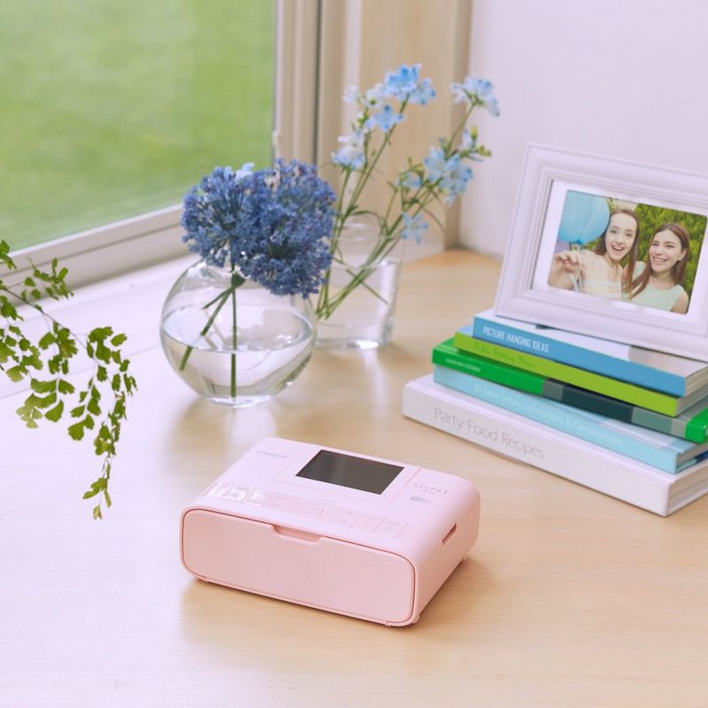 Canon SELPHY CP1300 – Pink Drucker auf dem Schreibtisch mit einer Kamera und einer Teetasse