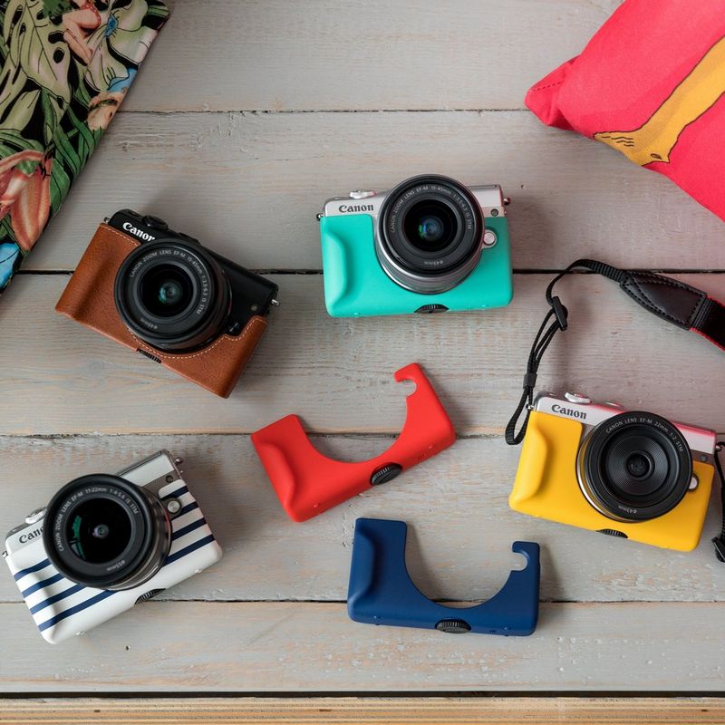 Canon EOS M100 Schwarz + EF-M 15-45mm IS STM Objektiv Schwarz + EF-M 55-200mm IS STM Objektiv Schwarz 0 Die Kameras mit bunten Schutzkappen an der Vorderseite