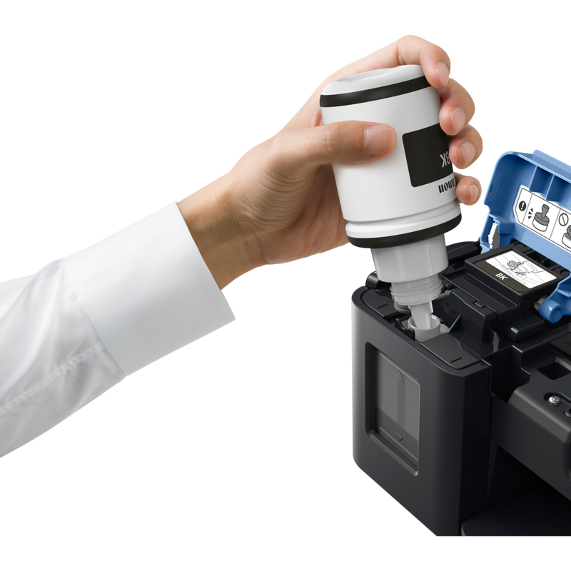 Canon PIXMA G2510 Drucker Produkt Vorderansicht mit einer Person, die den schwarzen Tintenbehälter auffüllt
