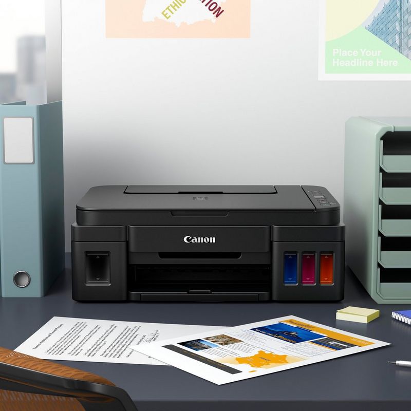 Canon PIXMA G2510 Drucker Auf einem Bürotisch neben einem Computer-Gehäuse