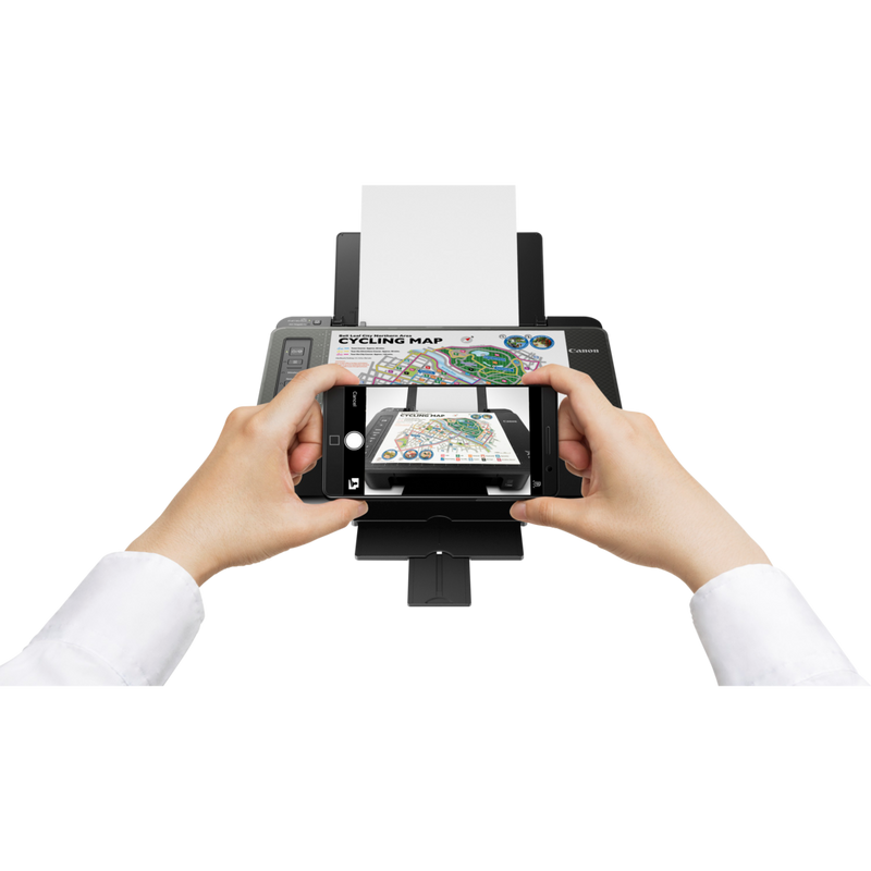 Canon PIXMA TS305 Drucker Produkt Vorderansicht mit einer Person, die ein Bild von einem über ein Smartphone angefertigten Ausdruck aufnimmt