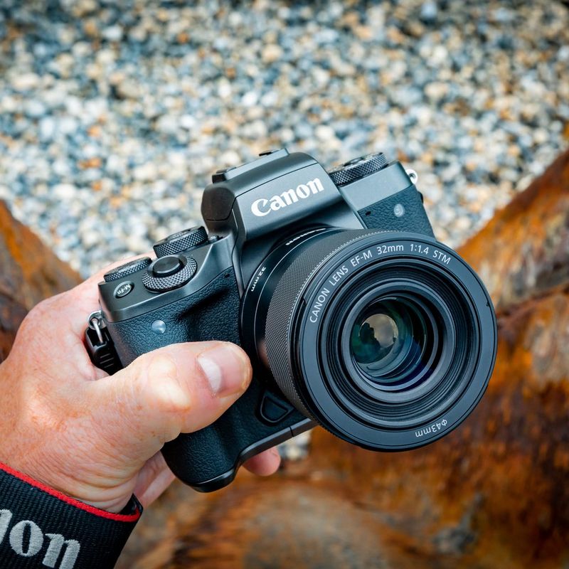 Canon EF-M 32mm f/1,4 STM Objektiv Ein Mann, der die Kamera hält