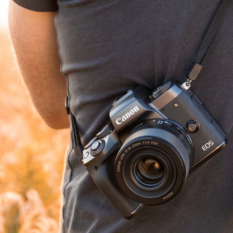 Canon EF-M 32mm f/1,4 STM Objektiv An einem Tragegurt befestigte Kamera