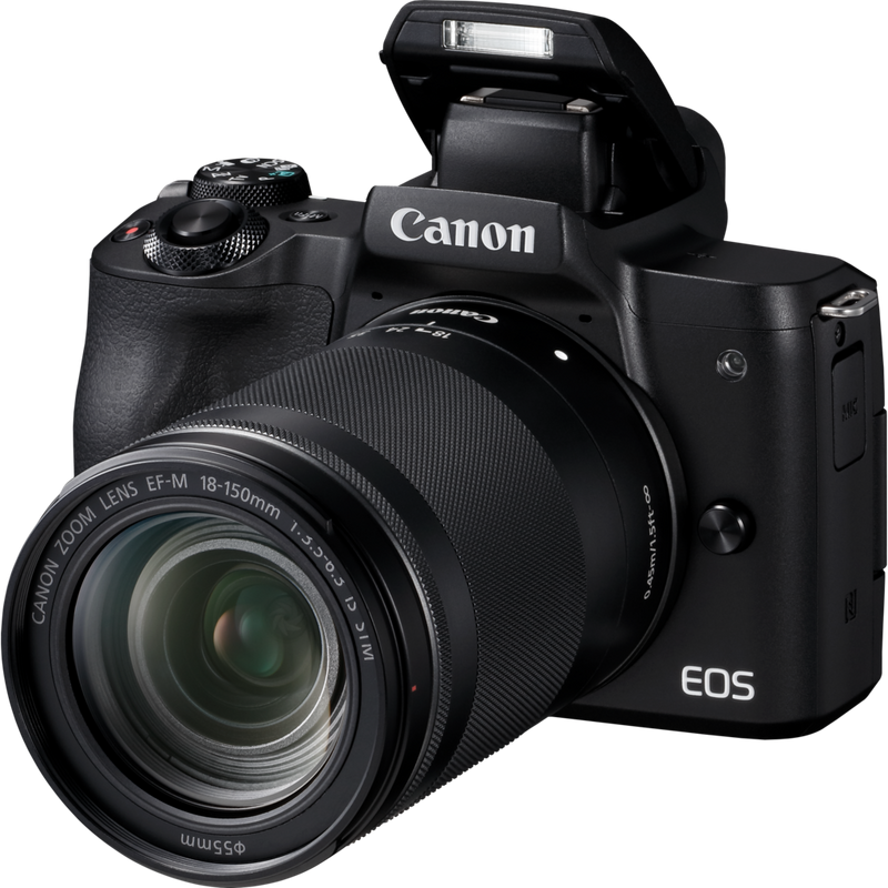 Canon EOS M50 Gehäuse + EF-M 18-150mm IS STM – Schwarz Produkt Diagonale Ansicht mit internem Blitz