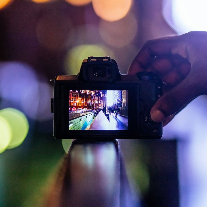 Canon EOS M50 Schwarz + EF-M 15-45mm IS STM Objektiv Schwarz 0 Kameradisplay, auf dem der dunkle Innenraum zu sehen ist