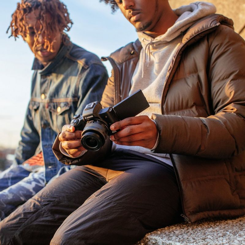 Canon EOS M50 Schwarz + EF-M 15-45mm IS STM Objektiv Schwarz 0 Männer beim Durchschauen der Bilder auf dem Kameradisplay