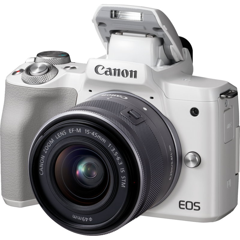 Canon EOS M50 Weiß + EF-M 15-45mm IS STM Objektiv Silber Produkt Diagonale Ansicht mit internem Blitz