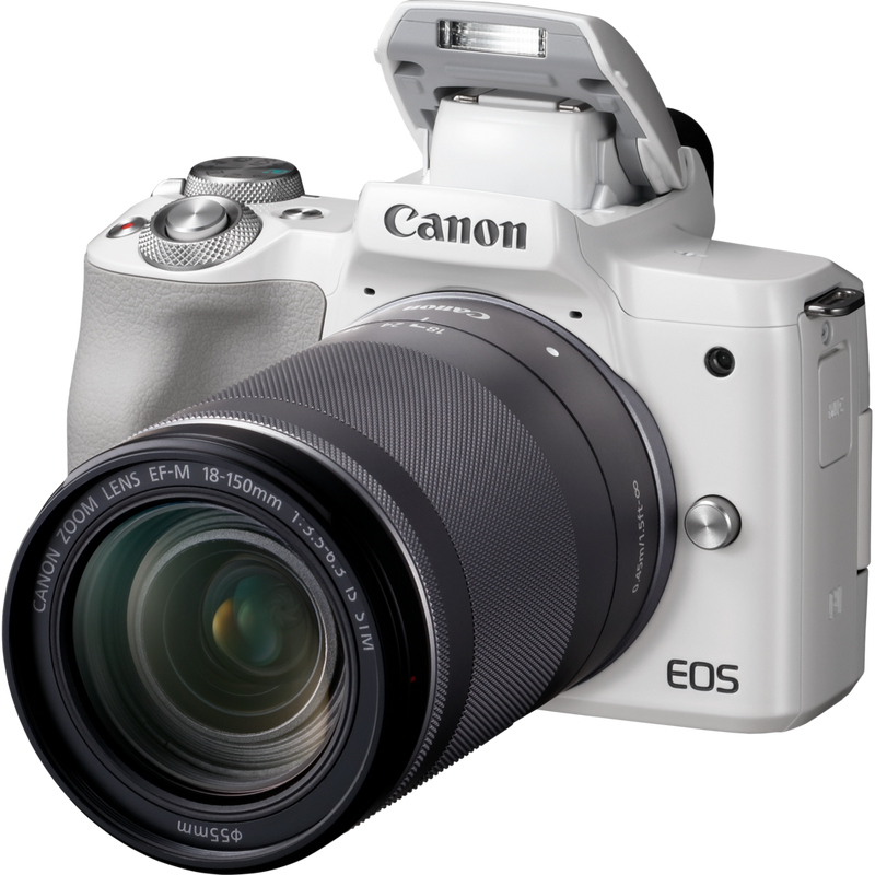 Canon EOS M50 Weiß + EF-M 18-150mm IS STM – Silber Produkt Diagonale Ansicht mit internem Blitz