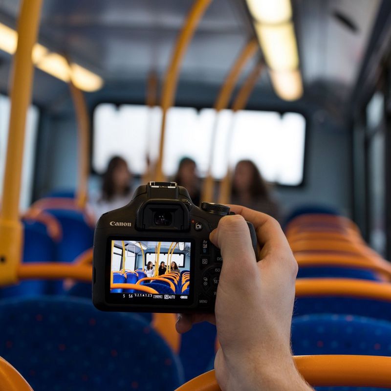 Canon EOS 2000D + EF-S 18-135mm Objektiv Produkt Ansicht von oben