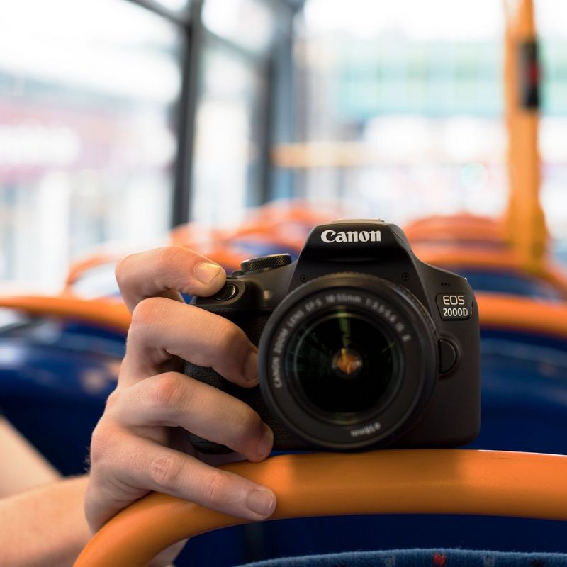 Canon EOS 2000D + EF-S 18-135mm Objektiv Produkt Vorderansicht mit ausgeklapptem Blitz