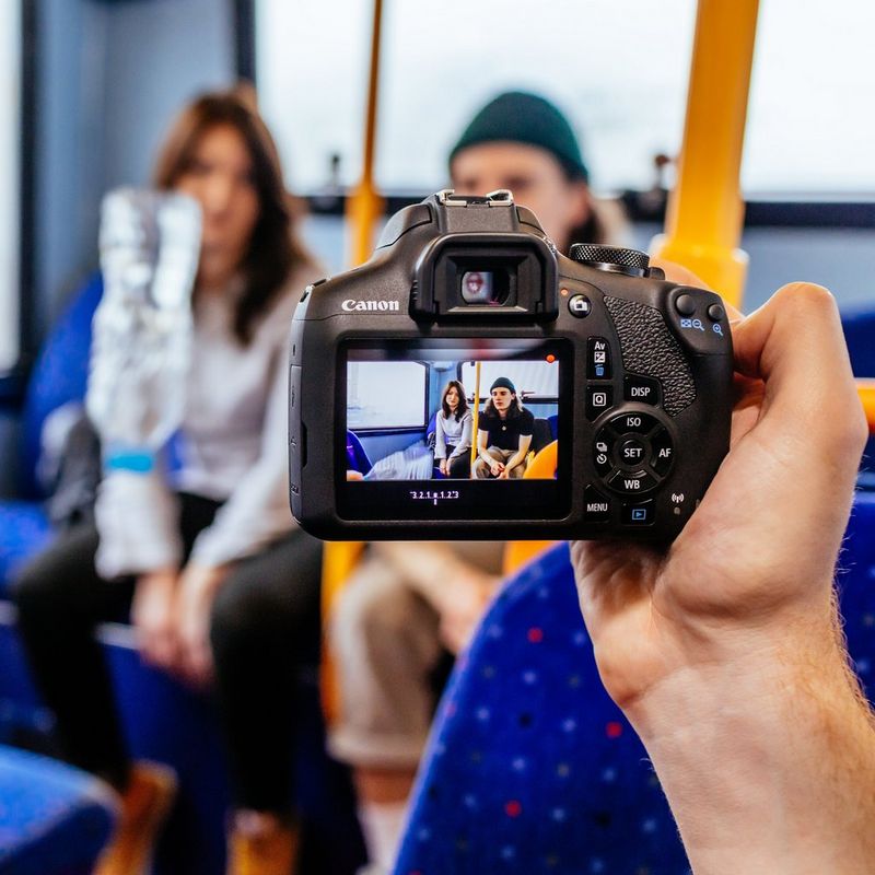 Canon EOS 2000D Gehäuse Frau, die eine Kamera hält, um ein Foto zu machen