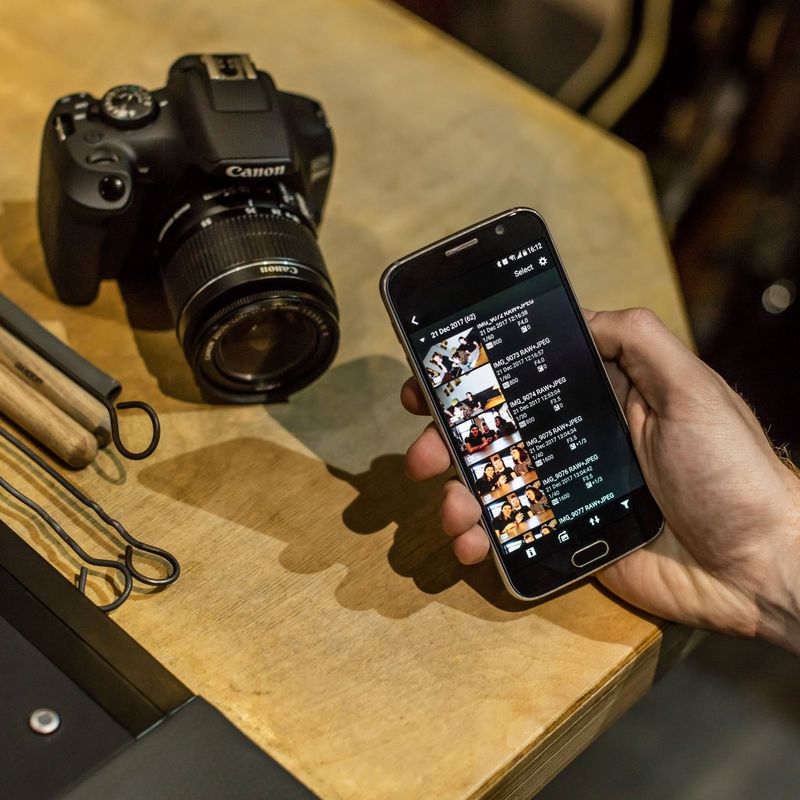 Canon EOS 2000D + EF-S 18-55mm IS II Objektiv Kamera auf einem Tisch