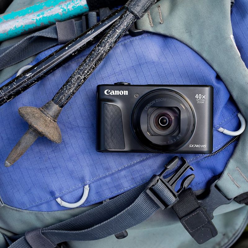 Canon PowerShot SX740 HS – Schwarz Kamera auf einem Rucksack