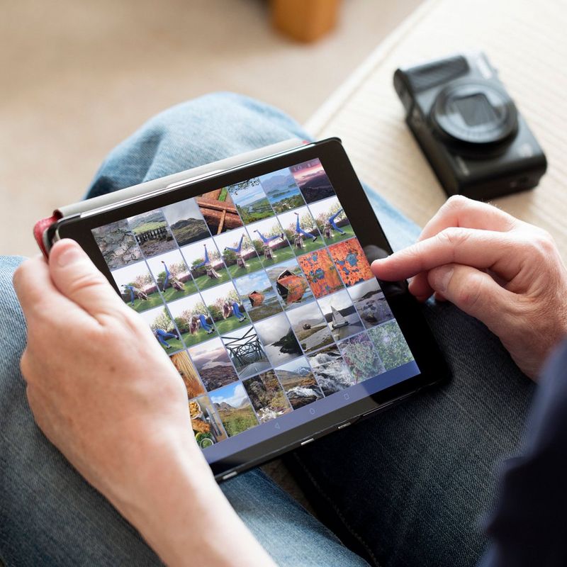 Canon PowerShot SX740 HS – Schwarz Foto, das mit einem iPad synchronisiert wird