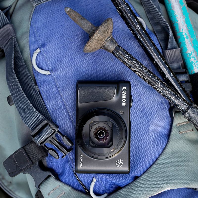 Canon PowerShot SX740 HS Lite Edition – Schwarz Kamera auf einem Rucksack