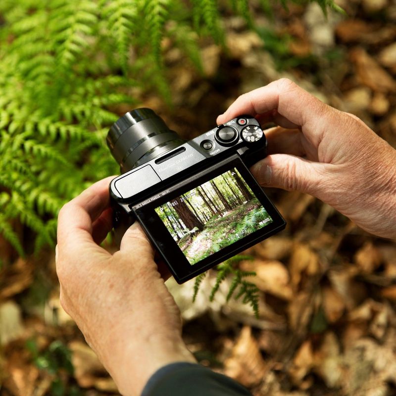 Canon PowerShot SX740 HS Lite Edition – Schwarz Mann beim Aufnehmen eines Fotos