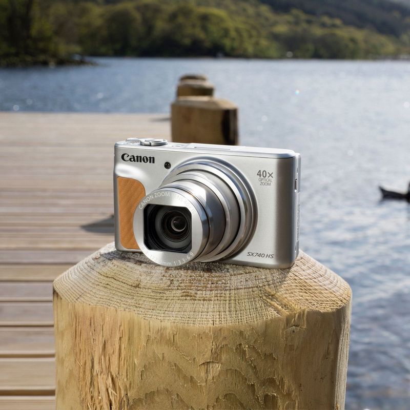 Canon PowerShot SX740 HS – Silber Kamera auf einem Scheit Holz