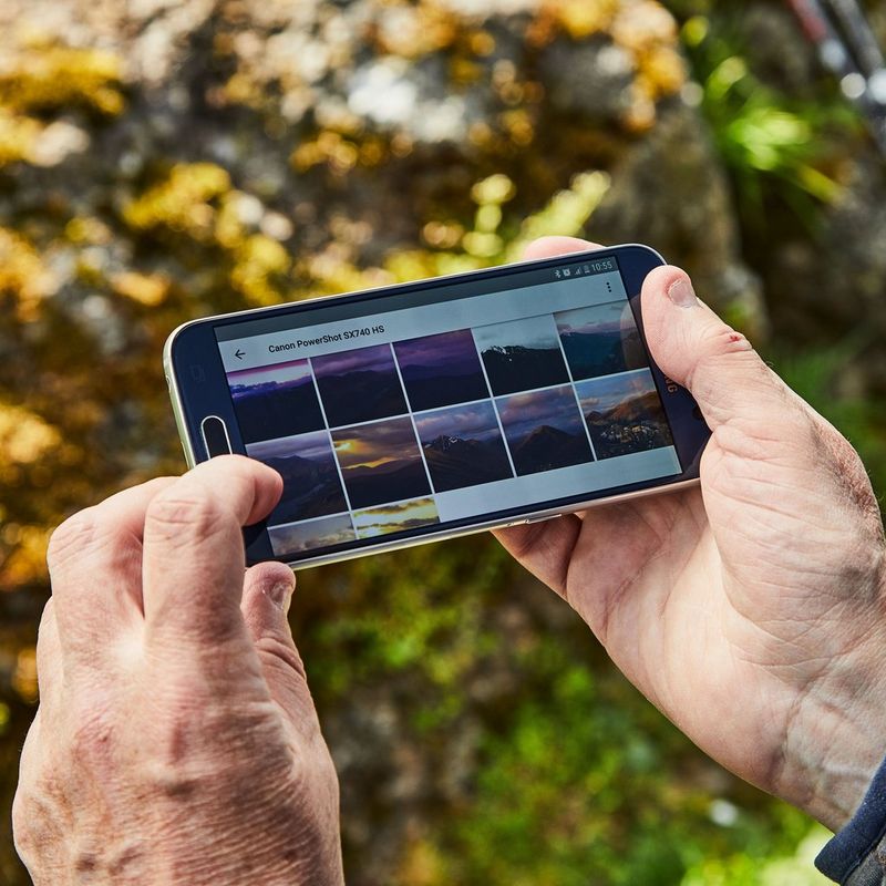 Canon PowerShot SX740 HS – Silber Foto, das auf einem Mobiltelefon synchronisiert wird