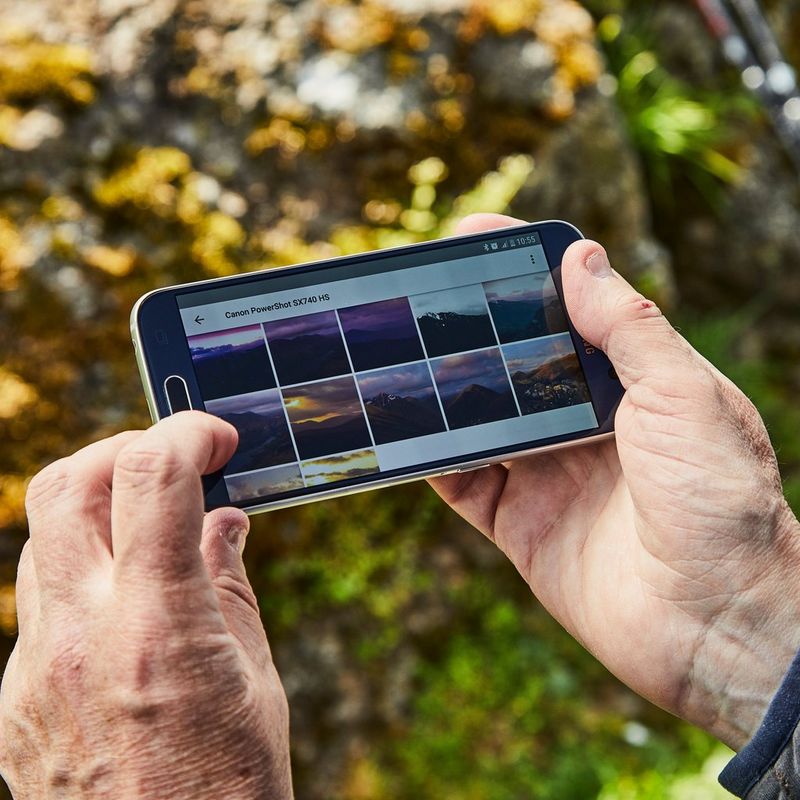 Canon PowerShot SX740 HS Lite Edition – Silber Produkt Foto, das auf einem Mobiltelefon synchronisiert wird