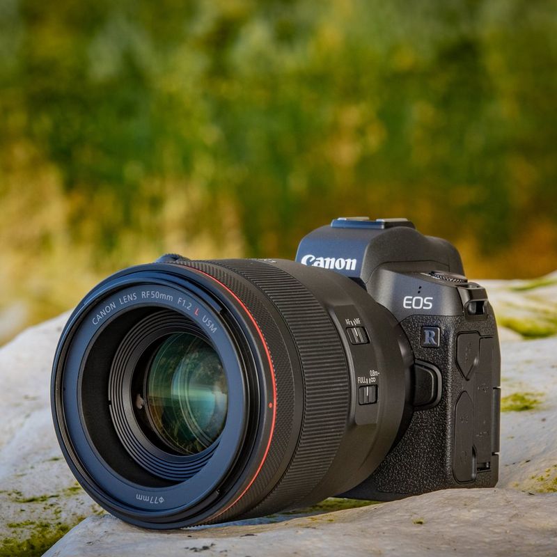 Canon RF 50mm F1.2L USM Objektiv Das Objektiv mit einer Kamera auf einem Felsen