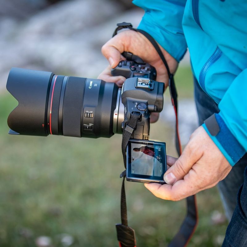 Canon RF 50mm F1.2L USM Objektiv Männer beim Durchschauen der Bilder auf dem Kameradisplay
