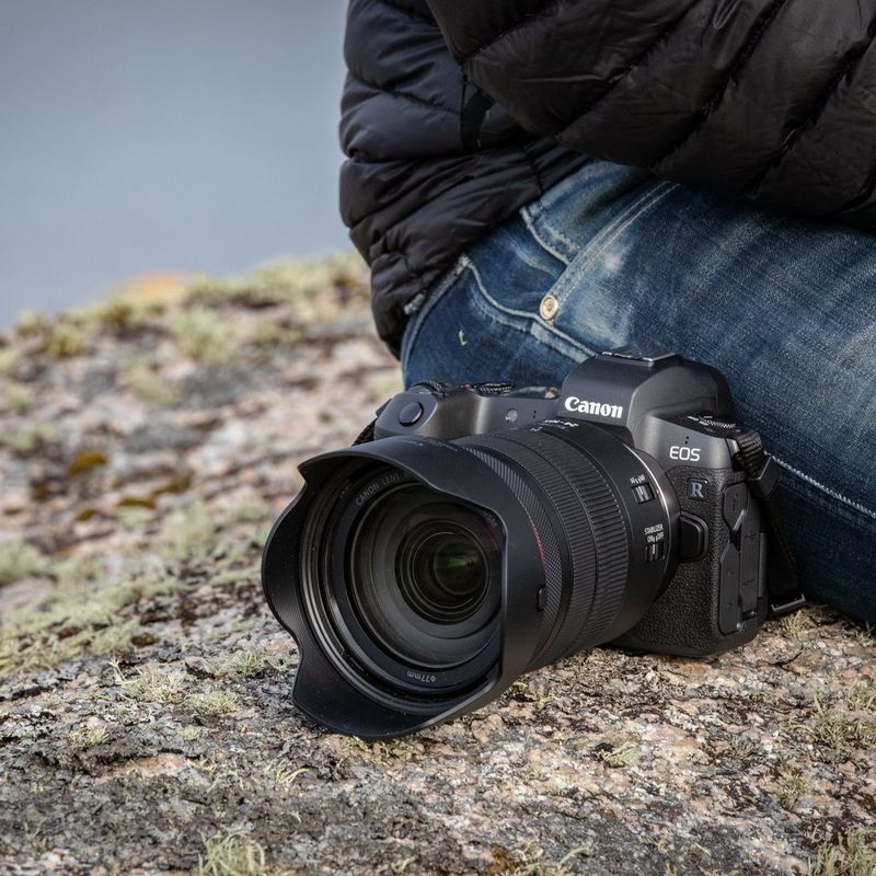 Canon EW-83N Streulichtblende 0 Auf einer Kamera, mit einem sitzenden Mann