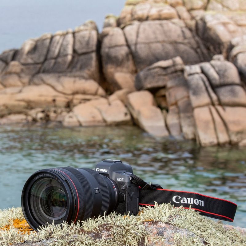 Canon RF 28-70mm F2L USM Das Objektiv mit einer Kamera auf einem Felsen