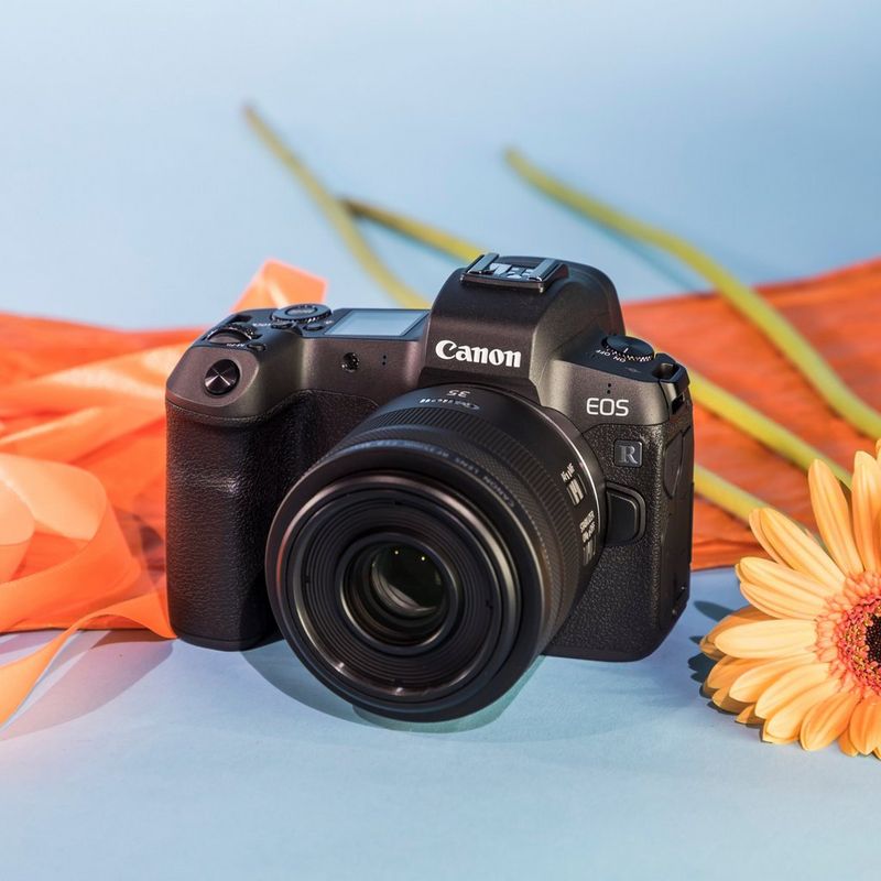 Canon RF 35mm F1.8 IS Macro STM Objektiv Produkt Diagonale Draufsicht mit Staubkappe