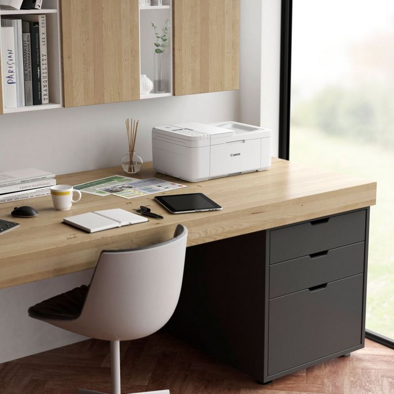 Canon PIXMA TR4551 4-in-1-Multifunktionssystem, Weiß Auf einem Tisch
