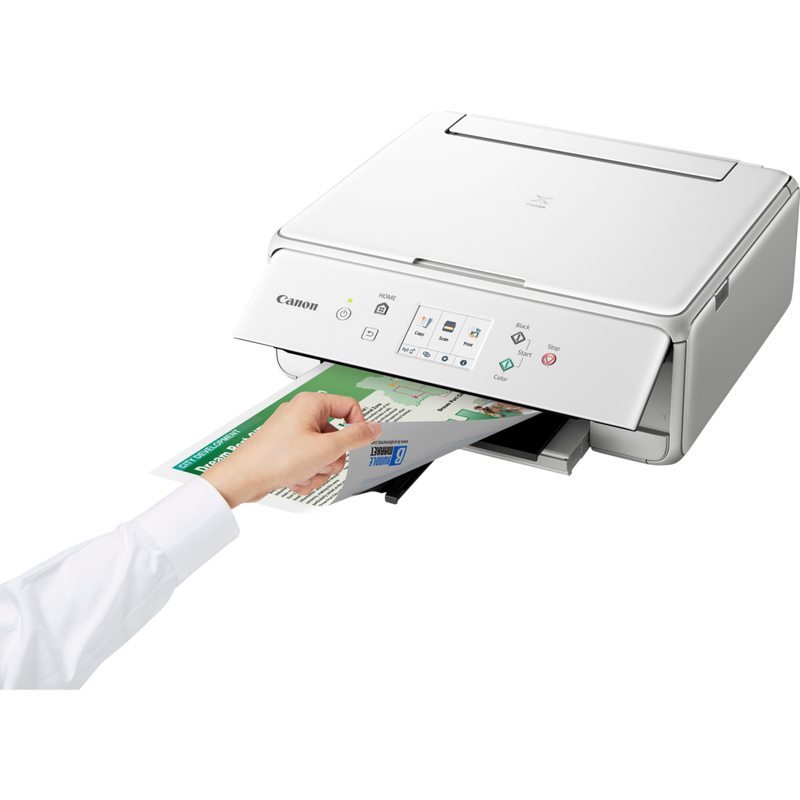 Canon PIXMA TS6251 Tintenstrahl-Multifunktionssystem, Weiß Produkt Schrägansicht von vorne mit einer Person, die die Druckausgabe prüft