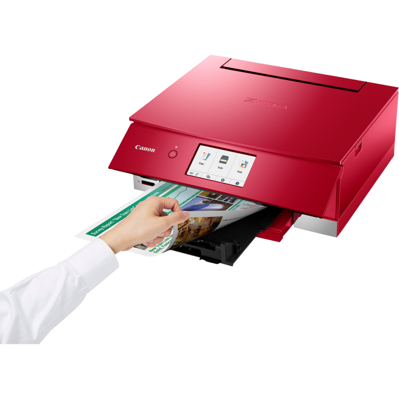 Canon PIXMA TS8252 Multifunktionssystem, Rot Produkt Schrägansicht von vorne mit einer Person, die die Druckausgabe prüft