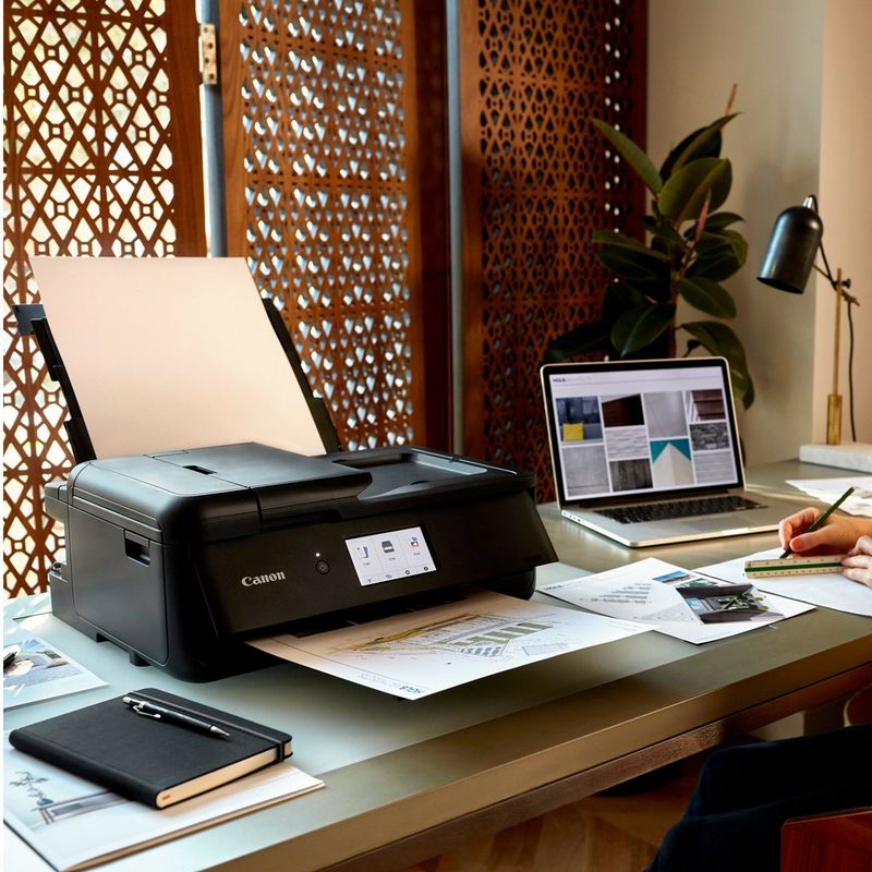 Canon PIXMA TS9550 Tintenstrahl-Multifunktionssystem, Schwarz Auf einem Bürotisch neben einem Laptop