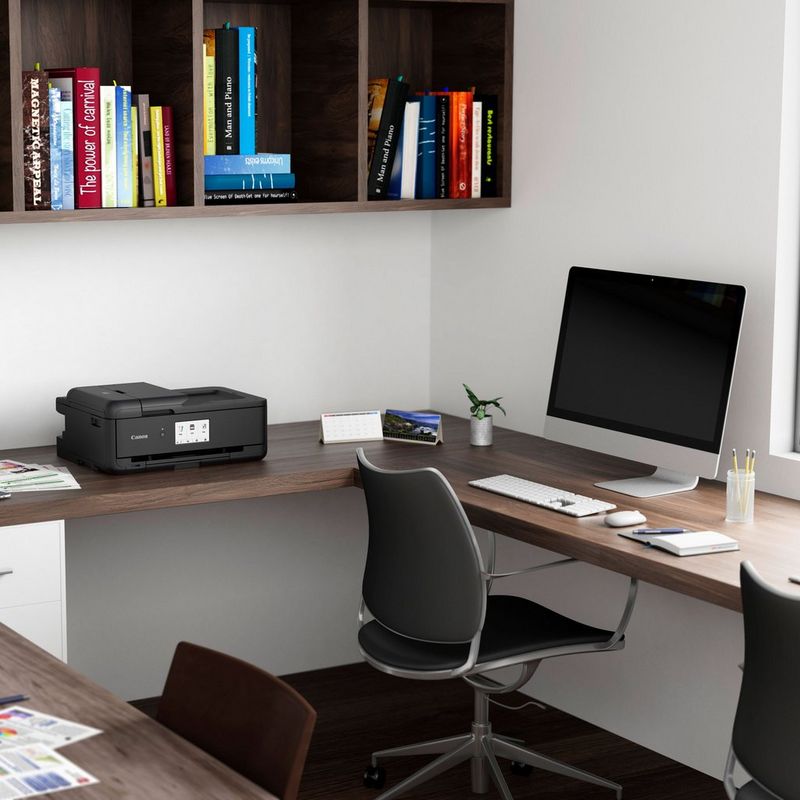 Canon PIXMA TS9550 Tintenstrahl-Multifunktionssystem, Schwarz Auf einem Bürotisch neben einem Monitor