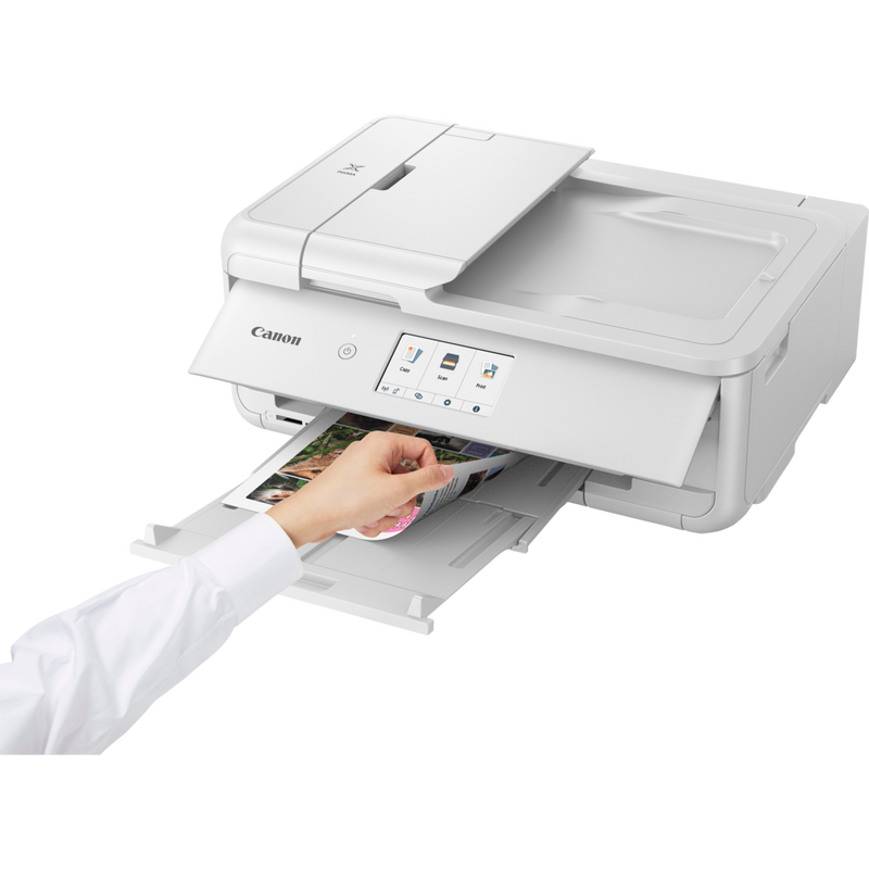 Canon PIXMA TS9551C Tintenstrahl-Multifunktionssystem, Weiß Produkt Schrägansicht von vorne mit einer Person, die die Druckausgabe prüft