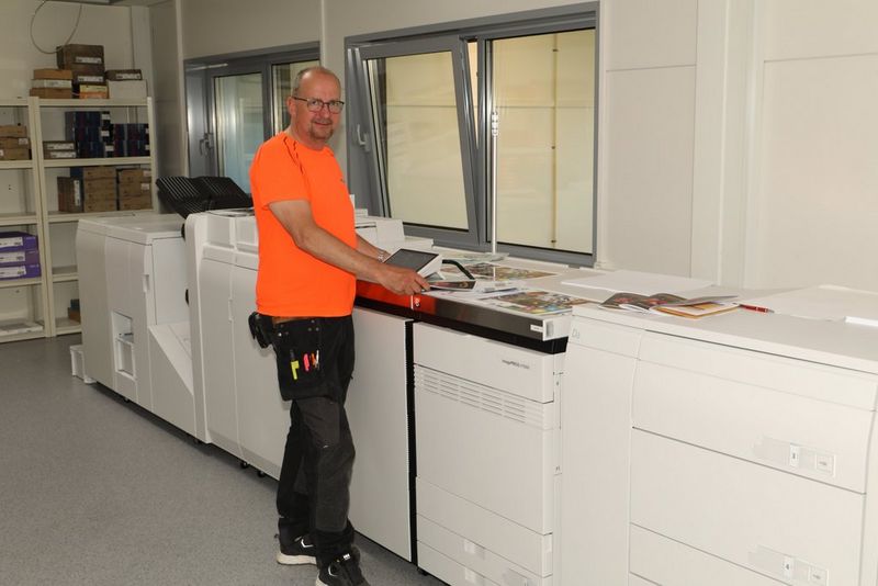 Mann står ved en Canon-printer