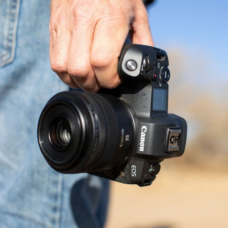 Canon EOS R spiegelloses Kameragehäuse 0 Eine Hand, die die Kamera hält