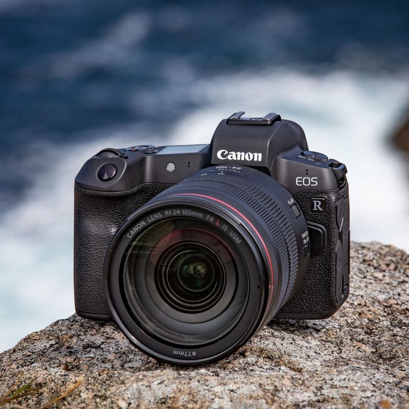 Canon EOS R spiegelloses Kameragehäuse 0 Die Kamera auf einem Felsen